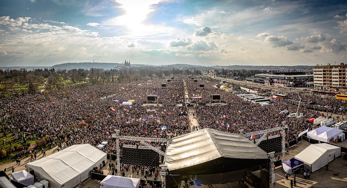 Blick auf die Prager Letná-Ebene: Laut Veranstaltern versammelten sich rund 250.000 Menschen zu einer der größten Demonstrationen der vergangenen Jahre.