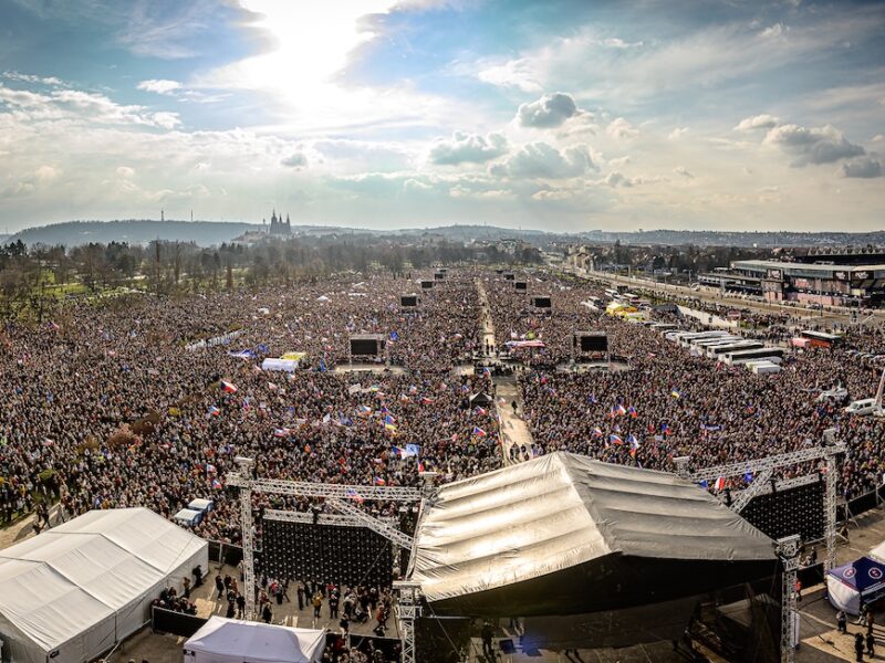 Blick auf die Prager Letná-Ebene: Laut Veranstaltern versammelten sich rund 250.000 Menschen zu einer der größten Demonstrationen der vergangenen Jahre.
