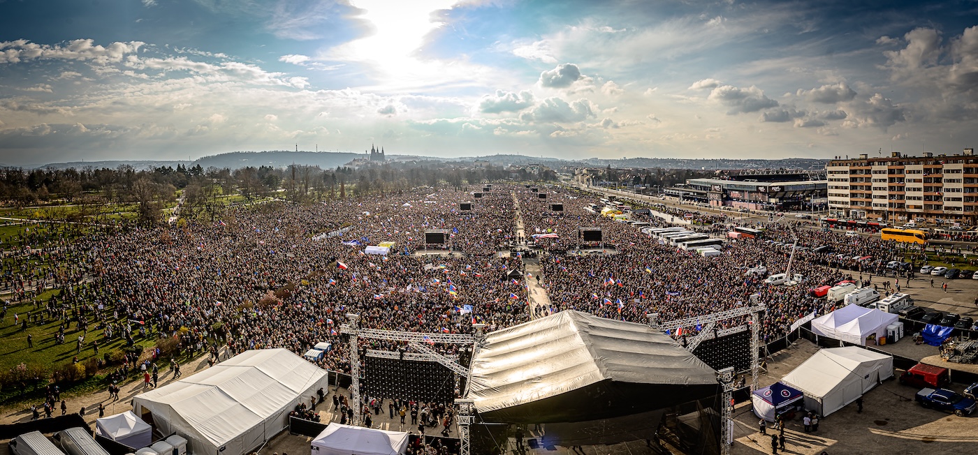 Blick auf die Prager Letná-Ebene: Laut Veranstaltern versammelten sich rund 250.000 Menschen zu einer der größten Demonstrationen der vergangenen Jahre.