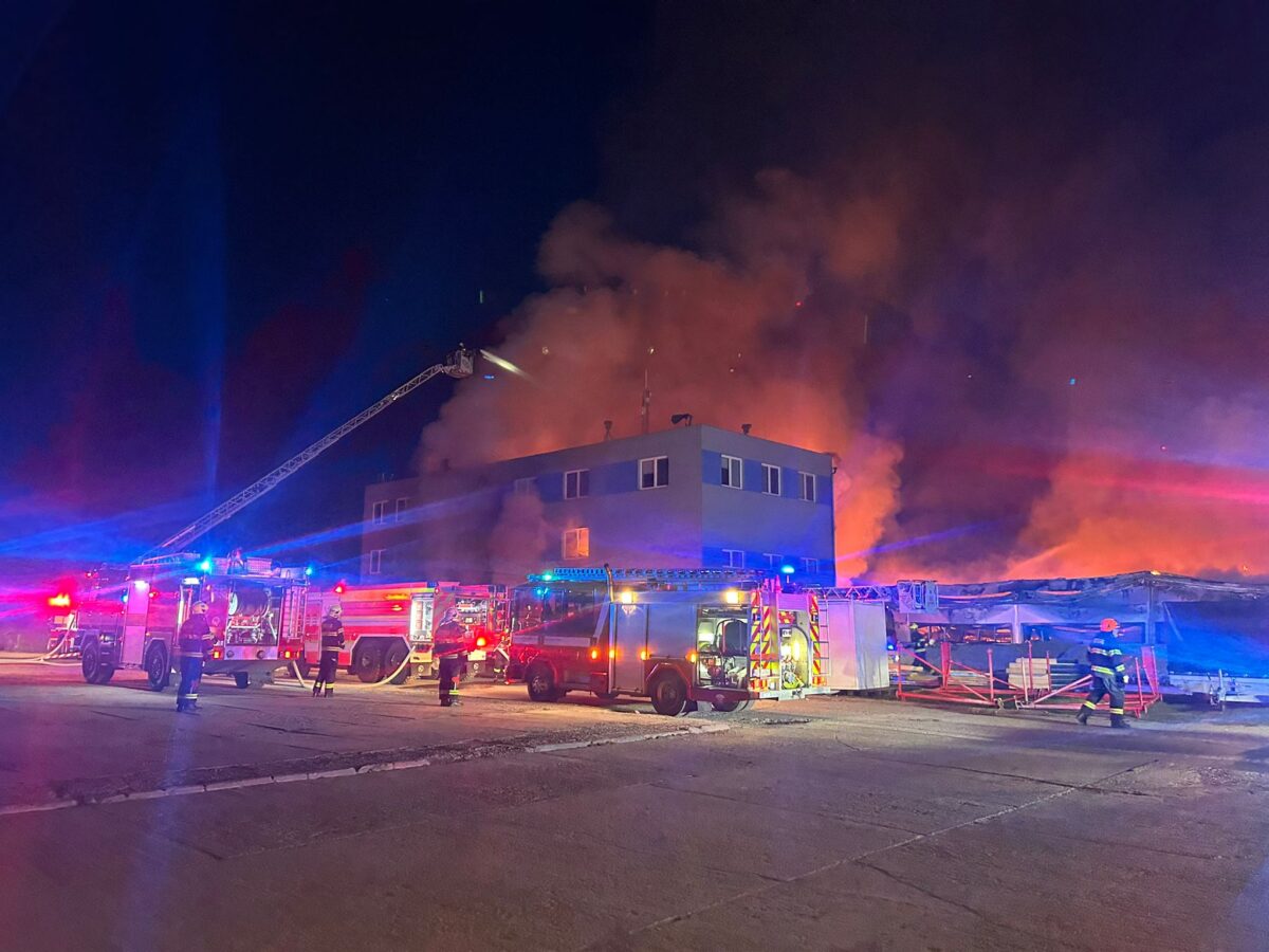 Feuerwehrkräfte im Einsatz auf dem Gelände der Rüstungsfirma in Pardubitz (Pardubice): Eine Lagerhalle geriet am frühen Freitagmorgen in Brand. Die Ermittler prüfen einen möglichen terroristischen Hintergrund.