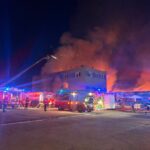 Feuerwehrkräfte im Einsatz auf dem Gelände der Rüstungsfirma in Pardubitz (Pardubice): Eine Lagerhalle geriet am frühen Freitagmorgen in Brand. Die Ermittler prüfen einen möglichen terroristischen Hintergrund.