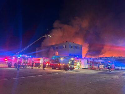 Feuerwehrkräfte im Einsatz auf dem Gelände der Rüstungsfirma in Pardubitz (Pardubice): Eine Lagerhalle geriet am frühen Freitagmorgen in Brand. Die Ermittler prüfen einen möglichen terroristischen Hintergrund.