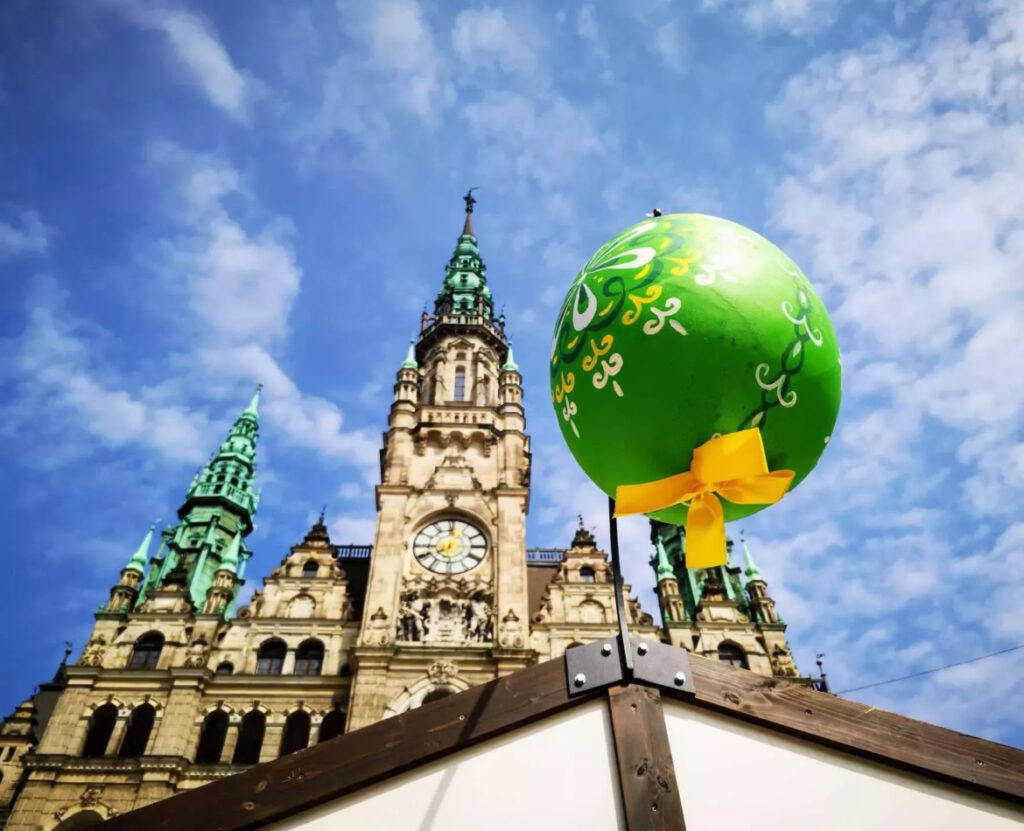 Hinter dem Ostermarkt ragt die St.- Bartholomäus- Kathedrale