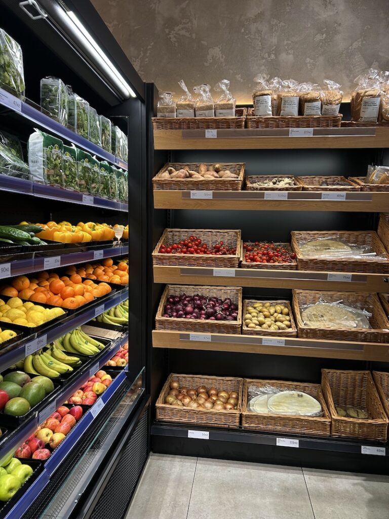 Gemüse und Obst reihen sich neben verschiedenen Brotsorten an.