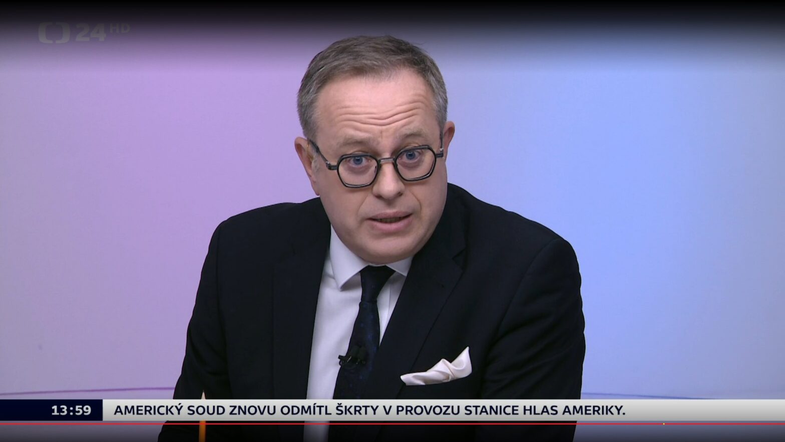 Am Sonntag, den 8. März 2026, verkündete Talkmaster Václav Moravec seinen Rückzug aus dem Tschechischen Fernsehen. Seine Sendung "Otázky Václava Moravce" (dt. Fragen von Václav Moravec) war die bekannteste tschechische Polit-Talkshow.