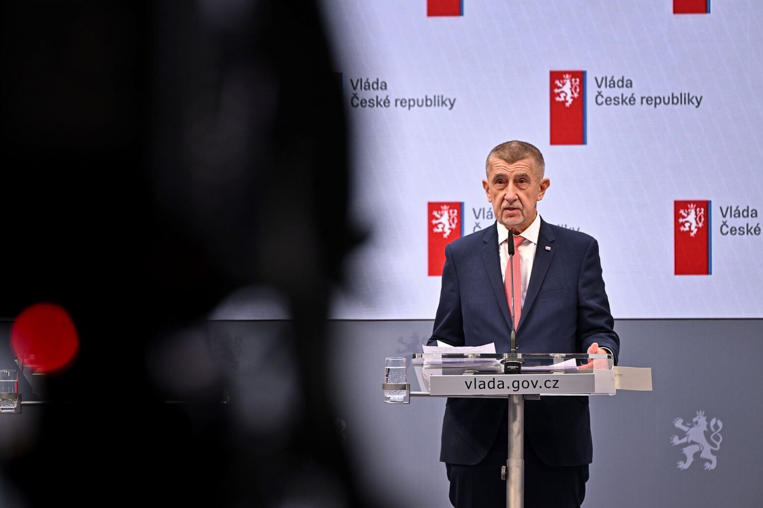 Der tschechische Premierminister Andrej Babiš (ANO) bei der gestrigen Pressekonferenz.