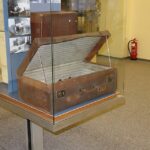 Der Koffer, indem Rumpf und obere Gliedmaßen von Vranská gefunden wurden, wird im Tschechischen Polizeimuseum ausgestellt.