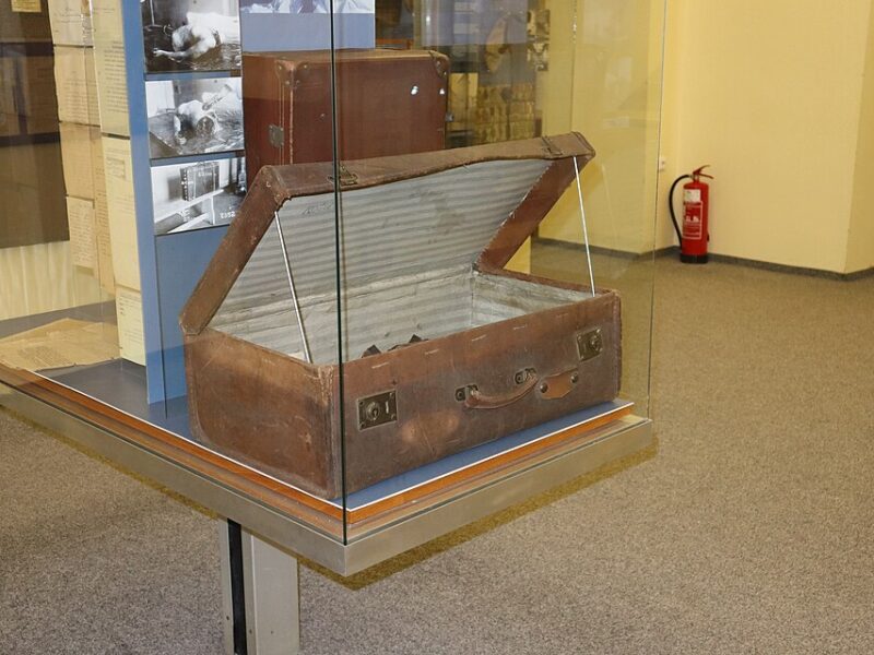 Der Koffer, indem Rumpf und obere Gliedmaßen von Vranská gefunden wurden, wird im Tschechischen Polizeimuseum ausgestellt.