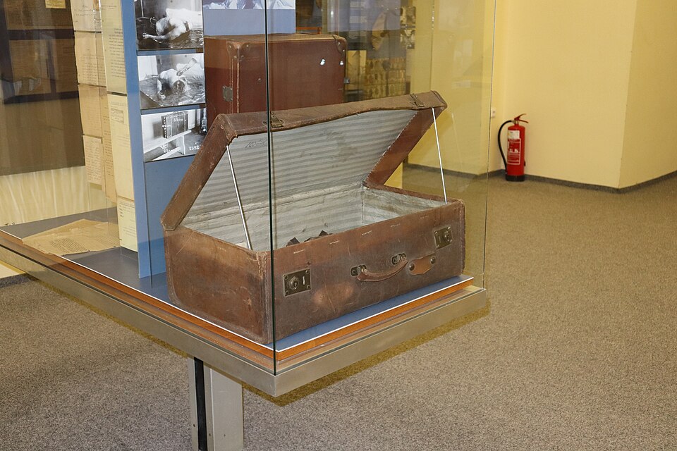 Der Koffer, indem Rumpf und obere Gliedmaßen von Vranská gefunden wurden, wird im Tschechischen Polizeimuseum ausgestellt.