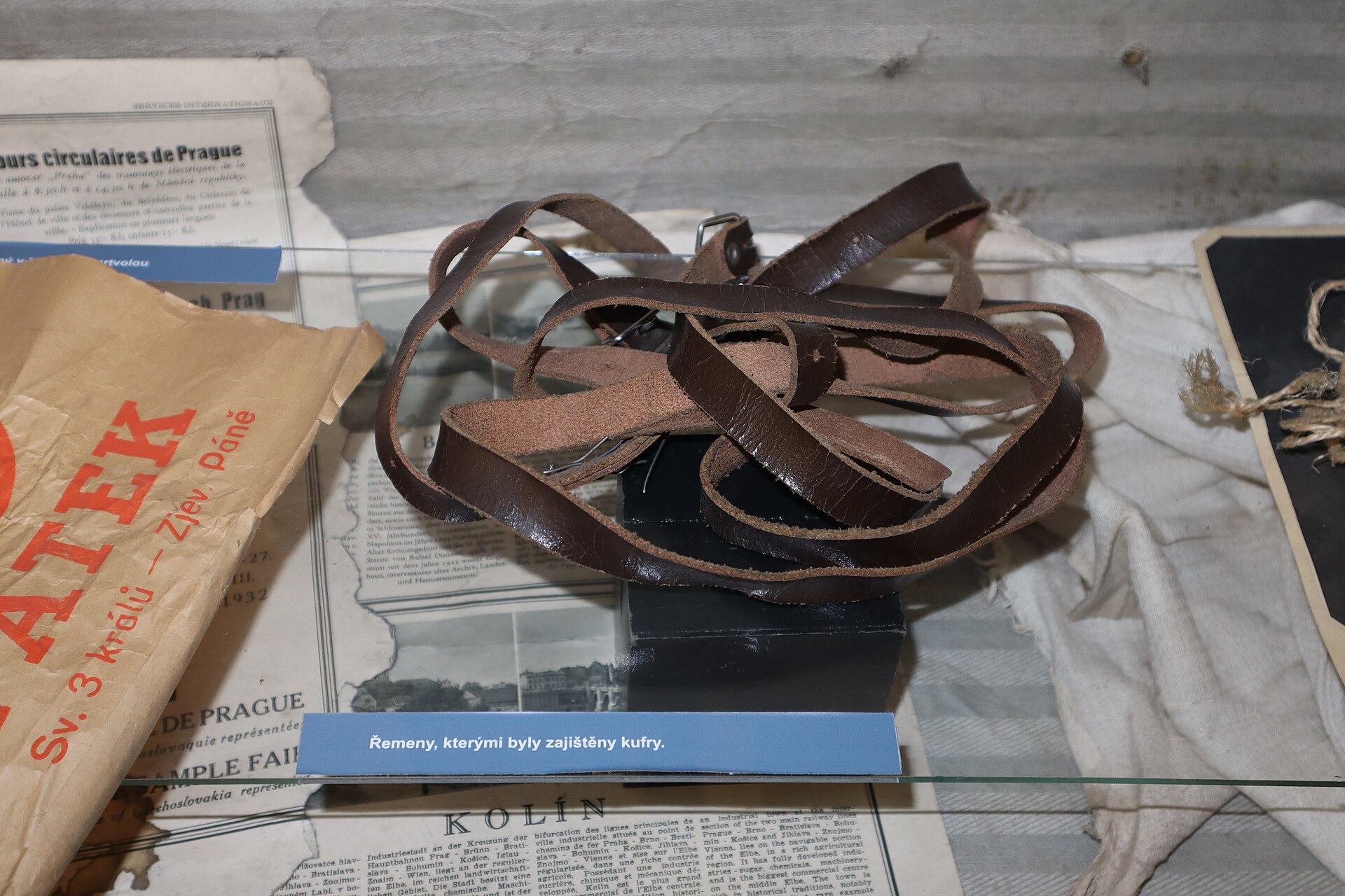 Der Inhalt der Koffer und die Gurte, die ihn sicherten.