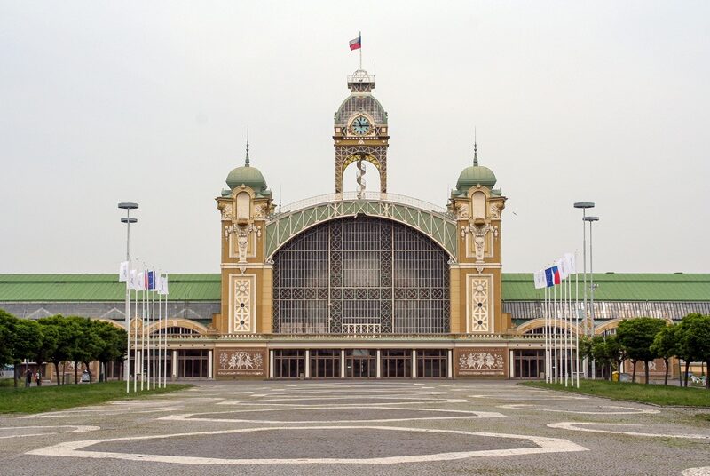 Der Industriepalast vor dem Brand 2008.