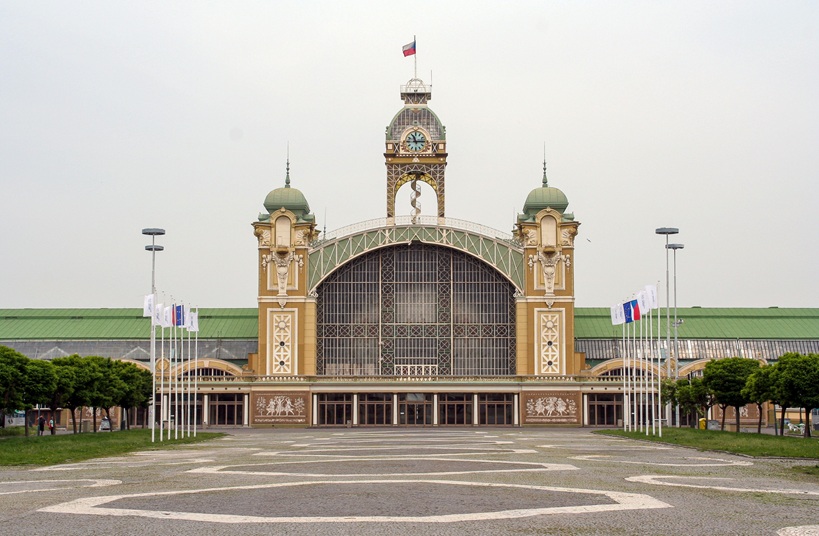 Der Industriepalast vor dem Brand 2008.