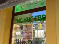 HHC-Produkte im Schaufenster eines Prager Shops: Vapes, Öle oder andere Erzeugnisse werden künftig vom Markt verschwinden.