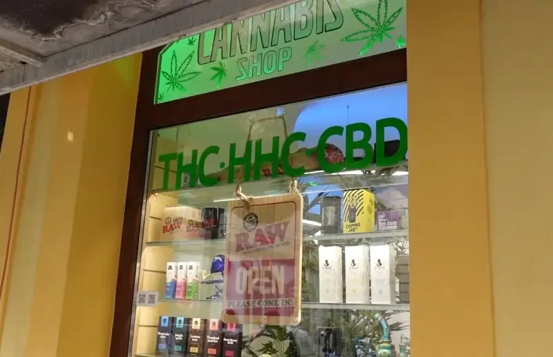 HHC-Produkte im Schaufenster eines Prager Shops: Vapes, Öle oder andere Erzeugnisse werden künftig vom Markt verschwinden.