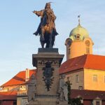Das Reiterdenkmal des Königs Georg von Podiebrad aus dem Jahr 1896, im Hintergrund Schloss Podiebrad.