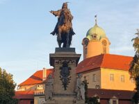 Das Reiterdenkmal des Königs Georg von Podiebrad aus dem Jahr 1896, im Hintergrund Schloss Podiebrad.
