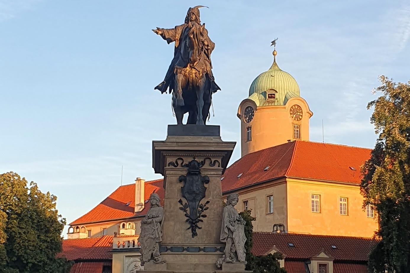 Das Reiterdenkmal des Königs Georg von Podiebrad aus dem Jahr 1896, im Hintergrund Schloss Podiebrad.