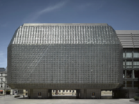 Das gläserne Gebäude der Neuen Bühne des Nationaltheaters.