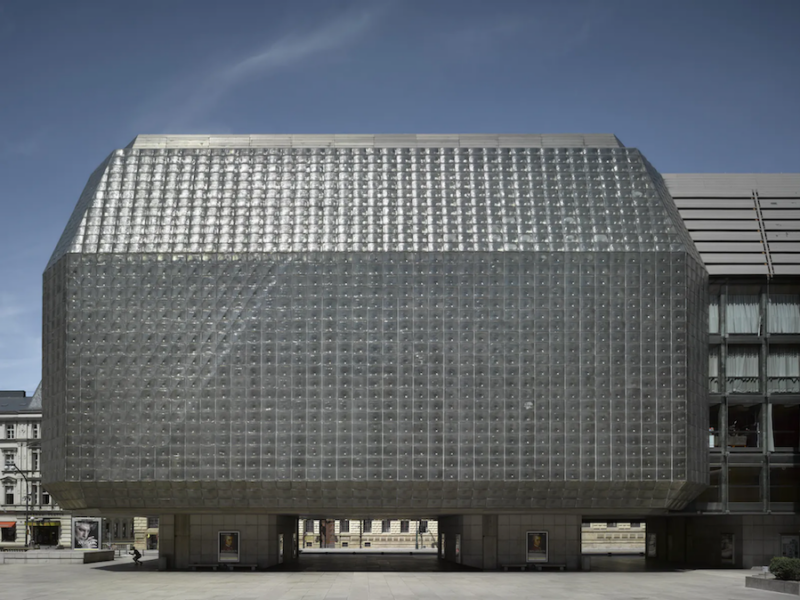 Das gläserne Gebäude der Neuen Bühne des Nationaltheaters.