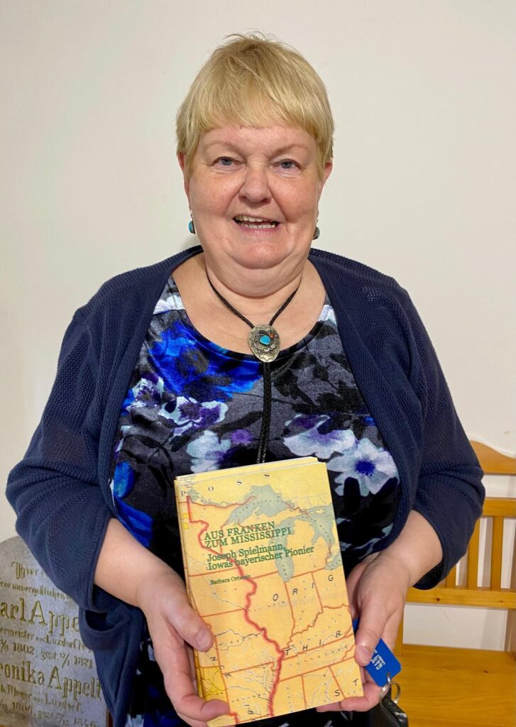 Die Autorin Barbara Ortwein mit ihrem neuen Buch über den fränkischen Auswanderer Jospeh Spielmann in der Hand.