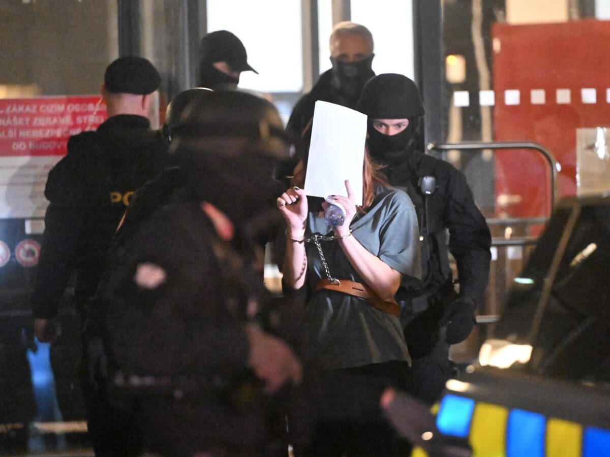 Festnahme im Zusammenhang mit dem Brand in Pardubitz: Eine mutmaßlich beteiligte Person wird von der Polizei abgeführt. Die Ermittlungen dauern an.