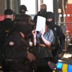 Festnahme im Zusammenhang mit dem Brand in Pardubitz: Eine mutmaßlich beteiligte Person wird von der Polizei abgeführt. Die Ermittlungen dauern an.