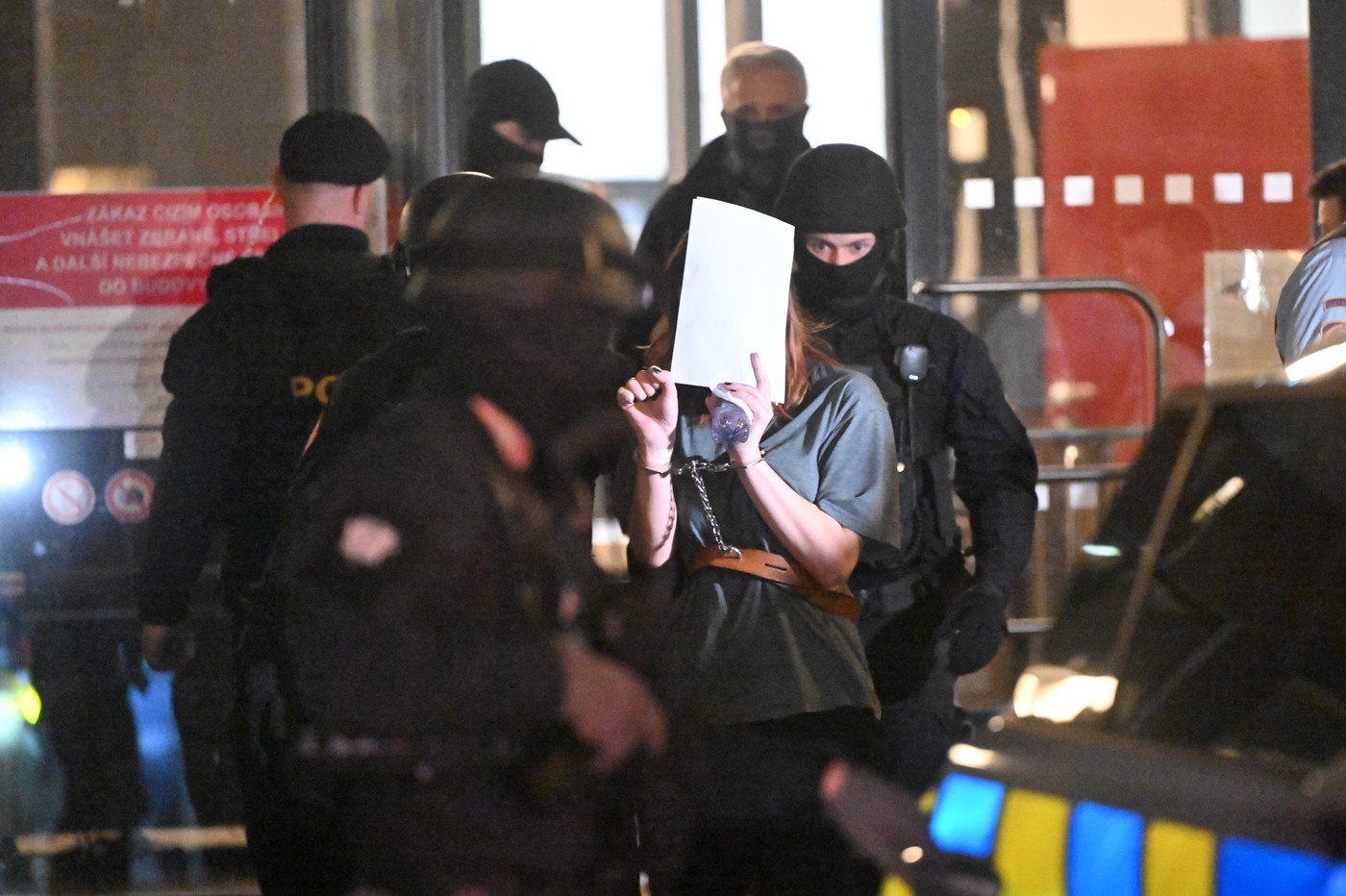 Festnahme im Zusammenhang mit dem Brand in Pardubitz: Eine mutmaßlich beteiligte Person wird von der Polizei abgeführt. Die Ermittlungen dauern an.