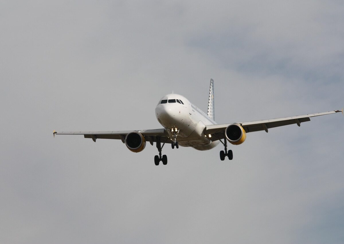 Symbolbild: Ein Airbus im Landeanflug. Tschechien hat Evakuierungsflüge in den Nahen Osten entsandt.