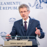 Senatspräsident Miloš Vystrčil bei einer Pressekonferenz in Prag. Im Streit mit Premier Andrej Babiš um eine Taiwan-Reise steht er exemplarisch für die Debatte über eine wertegeleitete Außenpolitik Tschechiens.