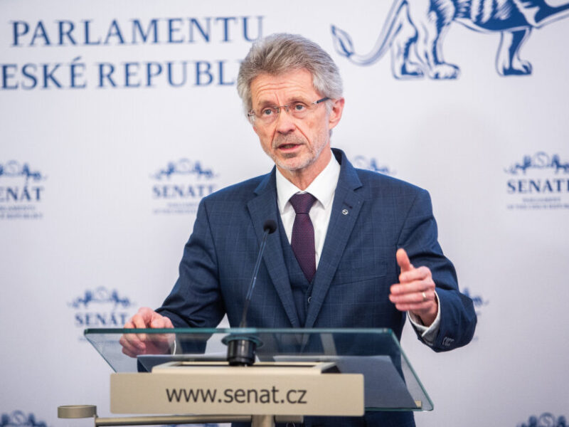 Senatspräsident Miloš Vystrčil bei einer Pressekonferenz in Prag. Im Streit mit Premier Andrej Babiš um eine Taiwan-Reise steht er exemplarisch für die Debatte über eine wertegeleitete Außenpolitik Tschechiens.