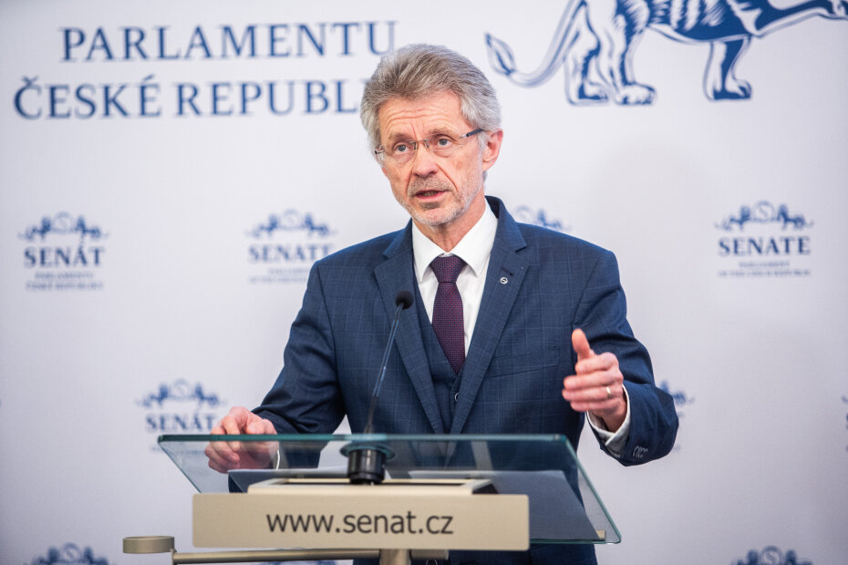 Senatspräsident Miloš Vystrčil bei einer Pressekonferenz in Prag. Im Streit mit Premier Andrej Babiš um eine Taiwan-Reise steht er exemplarisch für die Debatte über eine wertegeleitete Außenpolitik Tschechiens.