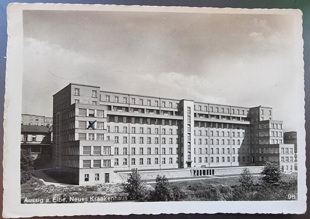 Das Krankenhaus in Aussig an der Elbe auf einem alten Foto aus dem Familienalbum. Helgas Mutter kennzeichnete das Zimmer, in dem ihre Tochter 1943 geboren wurde. Das heutige Masaryk-Krankenhaus befindet sich am selben Standort, das ursprüngliche Gebäude existiert jedoch nicht mehr. 