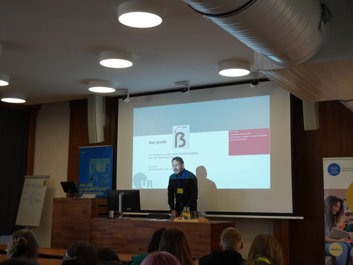 Prof. Dr. Paul Rössler eröffnete das Programm der 15. PRAGESTT an der Philosophischen Fakultät der Karls-Universität mit dem Vortrag „Das große ẞ – Zur Einführung eines neuen Großbuchstabens und den Reaktionen darauf“.