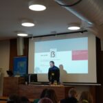 Prof. Dr. Paul Rössler eröffnete das Programm der 15. PRAGESTT an der Philosophischen Fakultät der Karls-Universität mit dem Vortrag „Das große ẞ – Zur Einführung eines neuen Großbuchstabens und den Reaktionen darauf“.