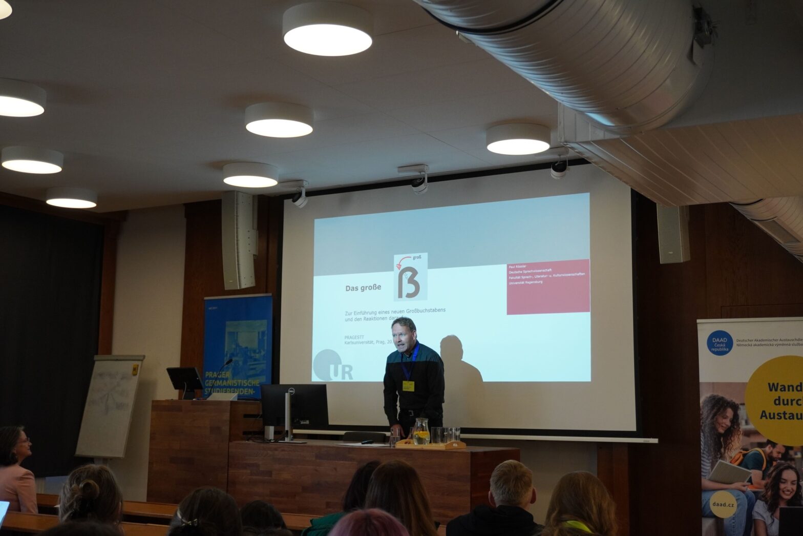 Prof. Dr. Paul Rössler eröffnete das Programm der 15. PRAGESTT an der Philosophischen Fakultät der Karls-Universität mit dem Vortrag „Das große ẞ – Zur Einführung eines neuen Großbuchstabens und den Reaktionen darauf“.