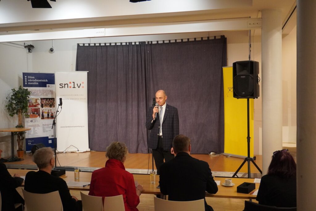 Richard Neugebauer – Präsident der Landesversammlung der deutschen Vereine in Tschechien – eröffnet den Rezitationswettbewerb „Rabe Ralph“ im Jahr 2026 mit einer Rede.