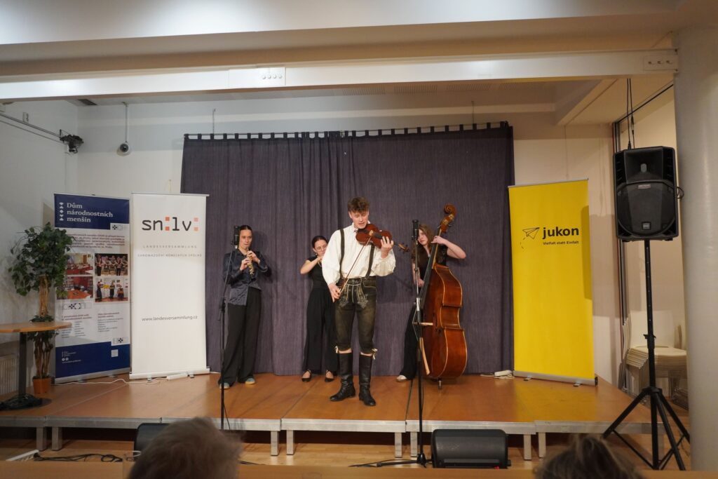 Darek Chaloupka in traditioneller Tracht für seinen Auftritt in der Kategorie Gesang zum Song Die Gedanken sind frei.
