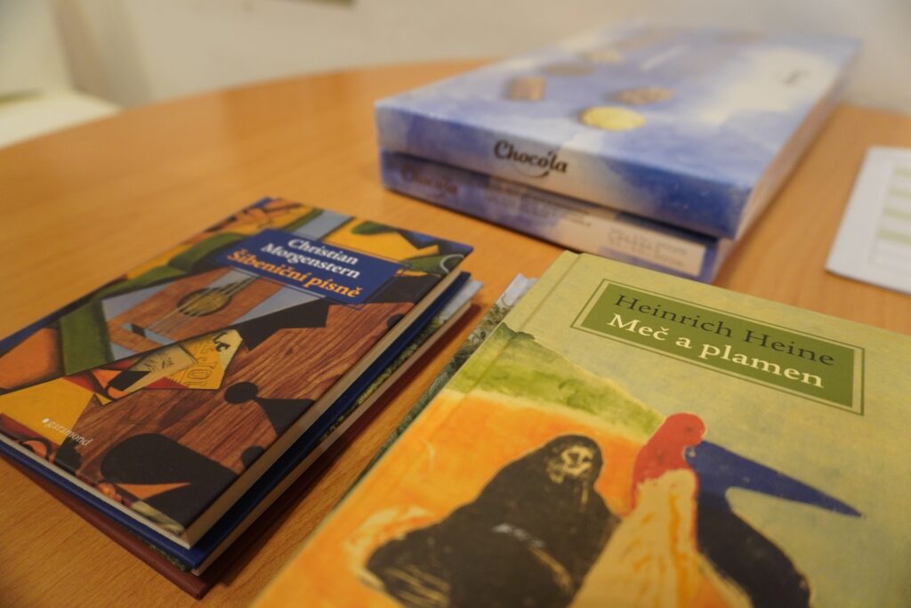 Beim diesjährigen „Rabe Ralph“ Rezitationswettbewerb erhielten Gewinnerinnen und Gewinner unter anderem Bücher als Preis.