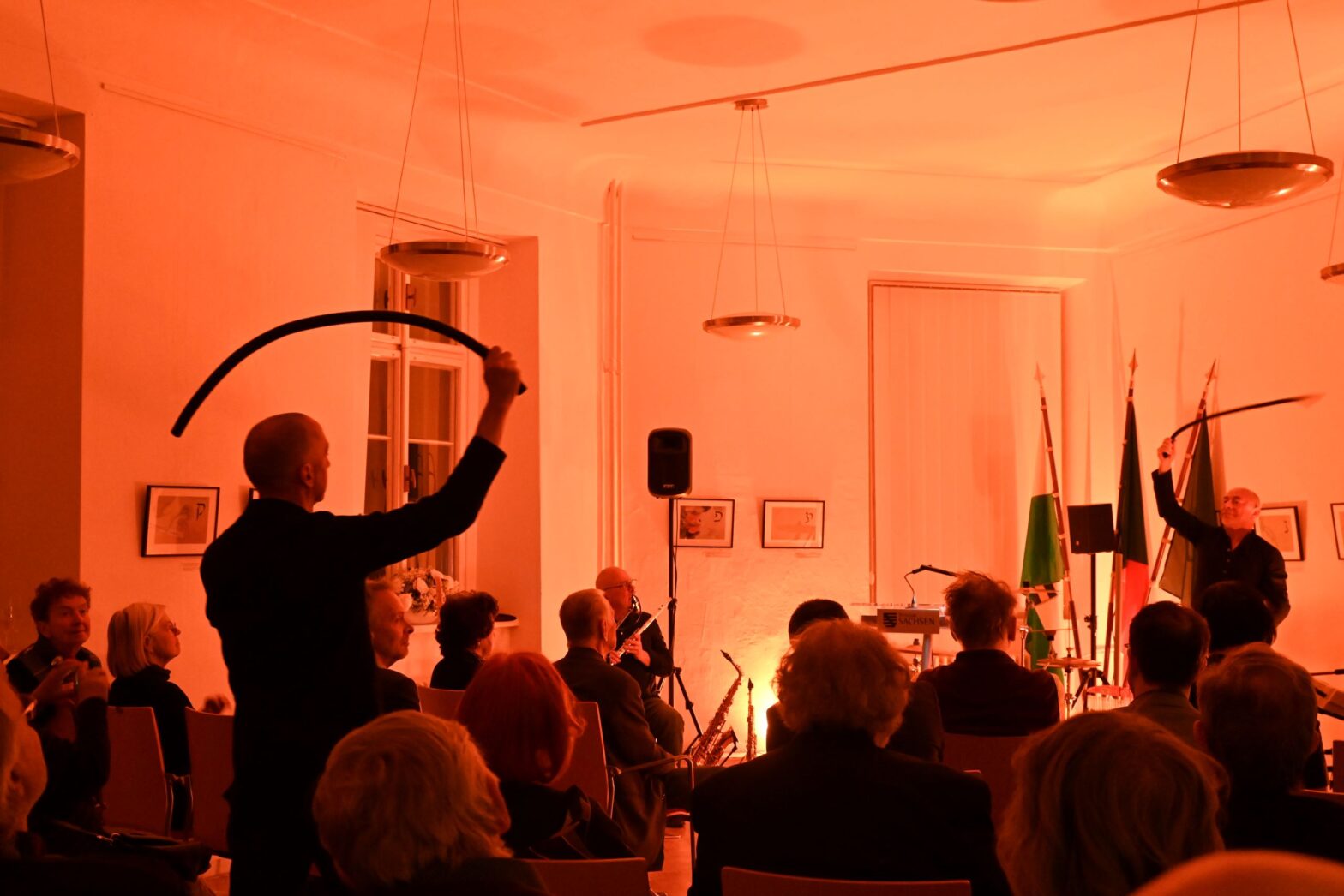 Das Künstlertrio „Klangprojekt“ sorgte für die musikalische Begleitung. Dabei kamen neben einer Schofa – einem Widderhorn – auch diese Röhren zum Einsatz, welche, schnell über den Kopf geschwungen, ungewohnte Klänge verursachten.