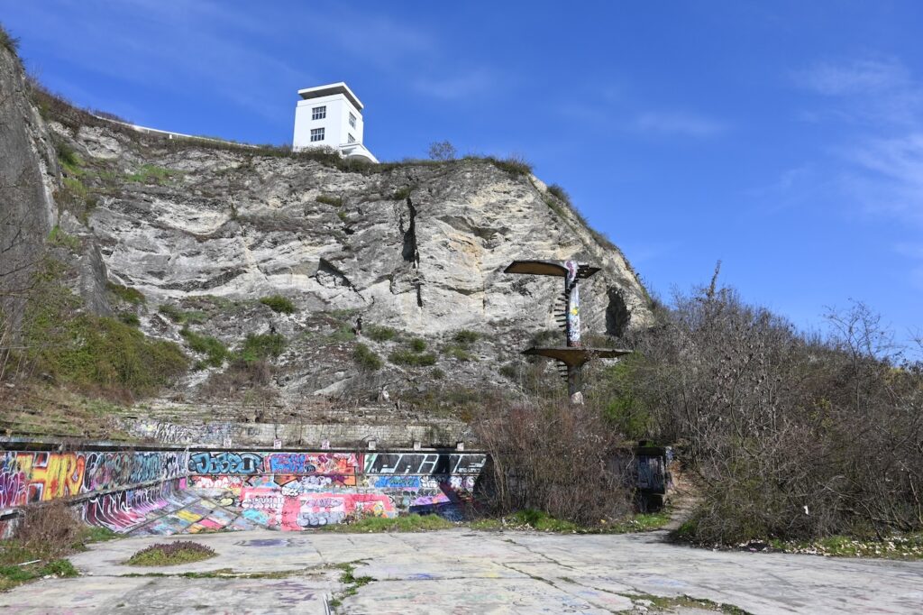 Blick vom Schwimmbad auf den Aussichtsturm 2026.