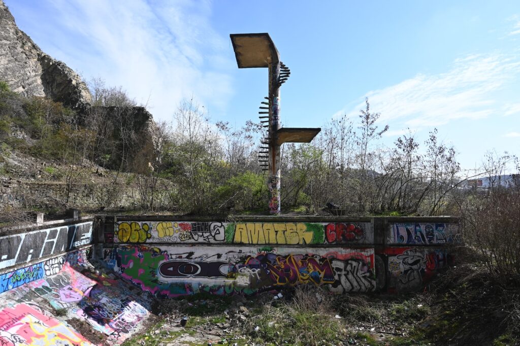 Der Fünf- sowie Zehn-Meter-Sprungturm – oder das, was von ihm übrig ist.