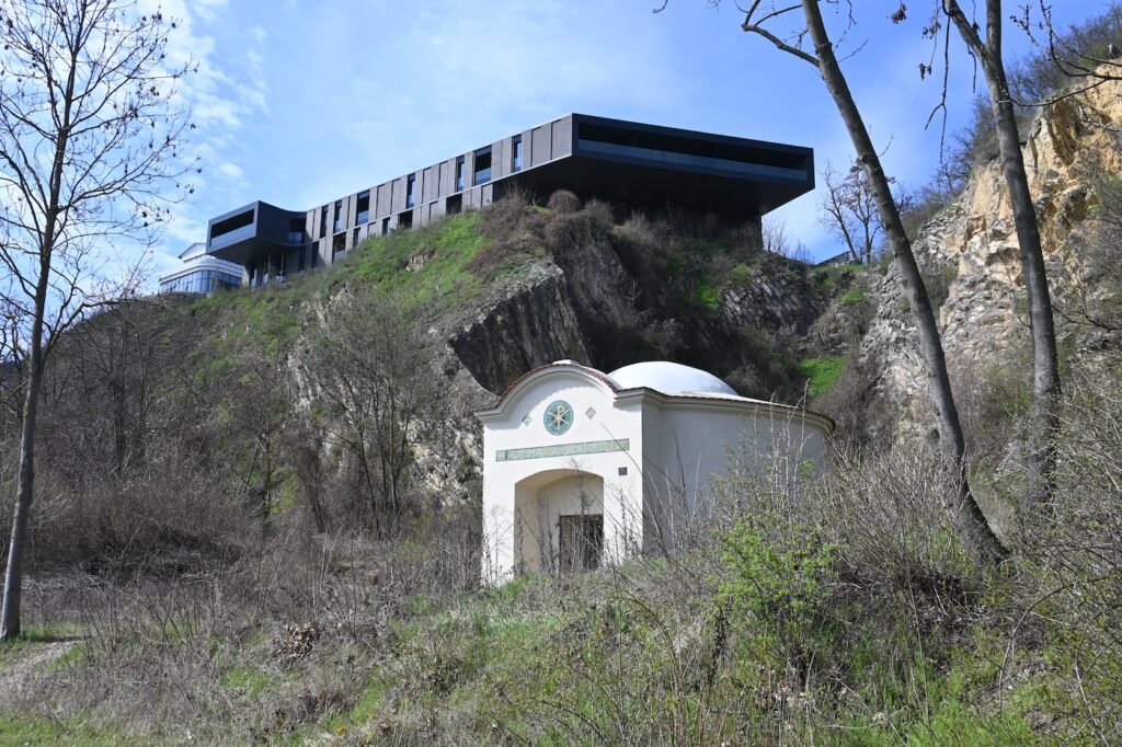 Die Kapelle Panny Marie Bolestné unterhalb der Felsen