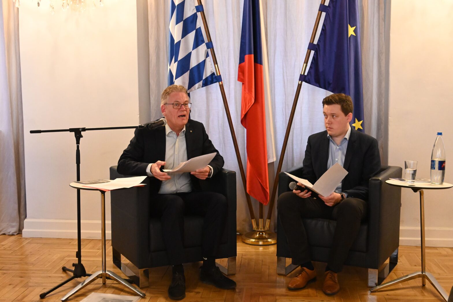 Am Mittwoch, den 15. April, fand in der Repräsentanz des Freistaats Bayern ein literarischer Abend mit Prof. Dr. Stefan Samerski (links) und Ferdinand Hauser (rechts) zum Schriftsteller Johannes Urzidil statt.