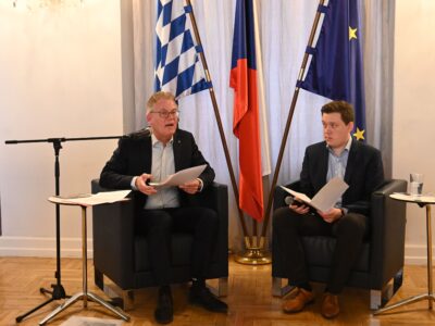 Am Mittwoch, den 15. April, fand in der Repräsentanz des Freistaats Bayern ein literarischer Abend mit Prof. Dr. Stefan Samerski (links) und Ferdinand Hauser (rechts) zum Schriftsteller Johannes Urzidil statt.