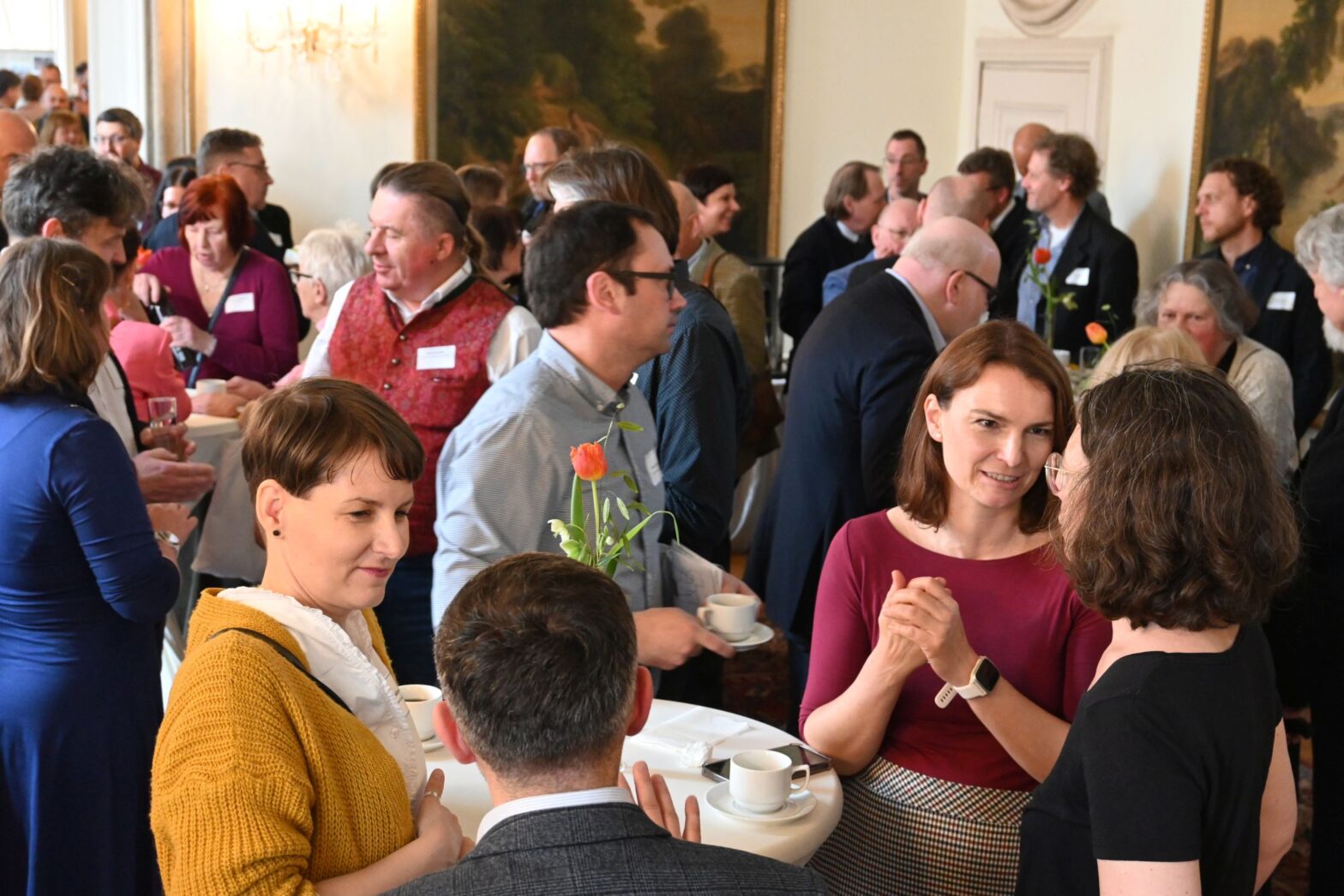 Teilnehmende des Netzwerktreffens „Vergangenheit verbindet“ im Gespräch während der Veranstaltung in der Deutschen Botschaft in Prag.