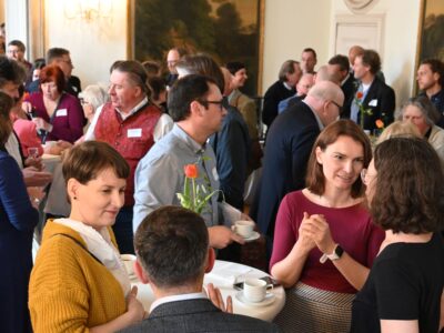 Teilnehmende des Netzwerktreffens „Vergangenheit verbindet“ im Gespräch während der Veranstaltung in der Deutschen Botschaft in Prag.