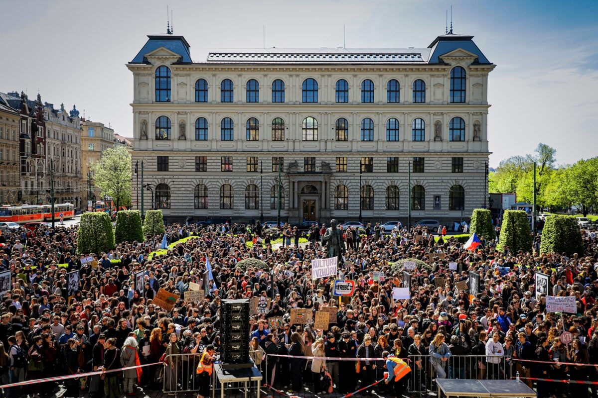 Protest vor dem Rudolfinum in Prag: Hunderte Studierende demonstrieren gegen die geplante Abschaffung der Rundfunkgebühren und warnen vor politischem Einfluss auf öffentlich-rechtliche Medien. Foto: Eliška Nosková