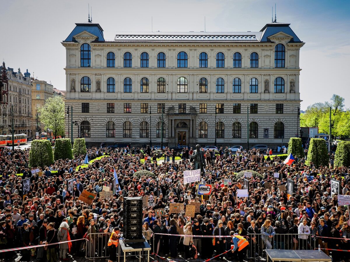 Protest vor dem Rudolfinum in Prag: Hunderte Studierende demonstrieren gegen die geplante Abschaffung der Rundfunkgebühren und warnen vor politischem Einfluss auf öffentlich-rechtliche Medien. Foto: Eliška Nosková