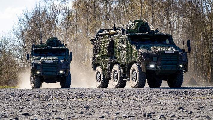 Radfahrzeuge der tschechischen Armee während der Übung „Federated Cloud 2026“, bei der unter realitätsnahen Bedingungen die Kommunikation und Zusammenarbeit von NATO-Einheiten getestet wird.