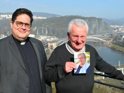 Klaus Hopmann (r.) und sein Sohn Tobias auf der Terrasse des Hotels Větruše in Aussig (Ústí nad Labem). In den Händen hält Klaus ein Foto seiner Frau Helga, die während eines gemeinsamen Besuchs ihrer Heimatstadt im August 2025 verstarb.
